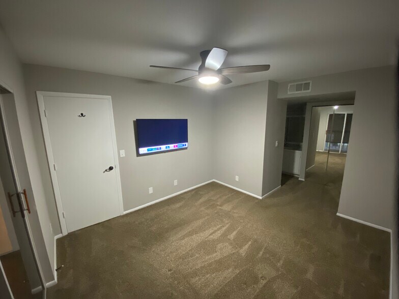 Building Photo - 1566 SE Royal Green Cir