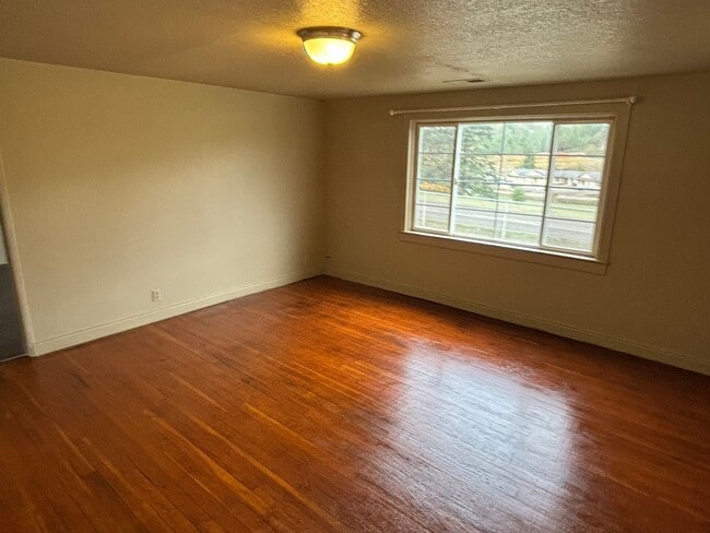 Building Photo - 3-bedroom 1 bath Home in Country Setting