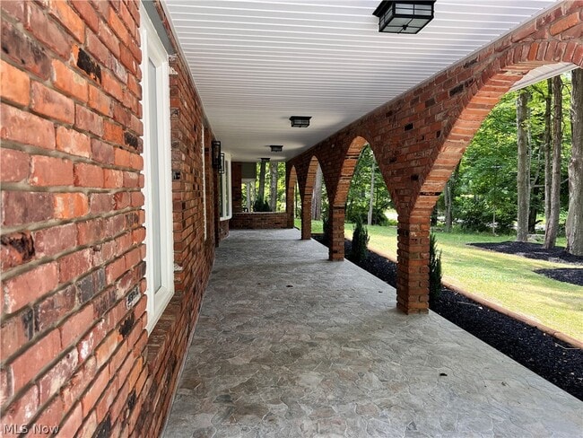 Building Photo - 704 Echo Dr