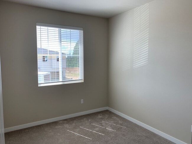 Building Photo - COMING VACANT END OF JUNE -EZ life Townhom...