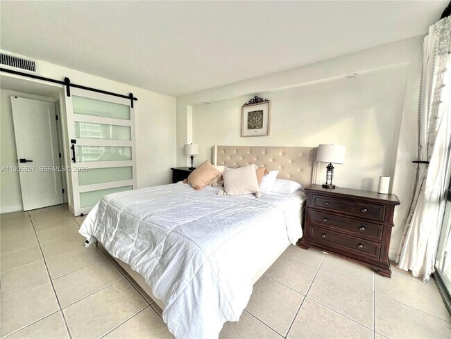 Building Photo - 600 NE 36th St