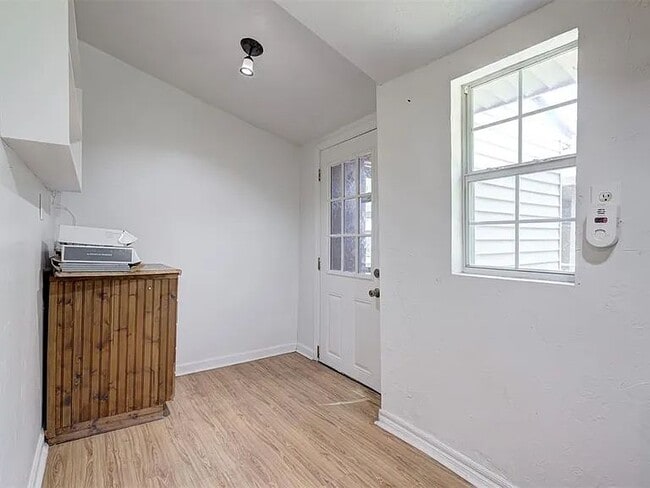 Building Photo - 4001 Meadowview Dr