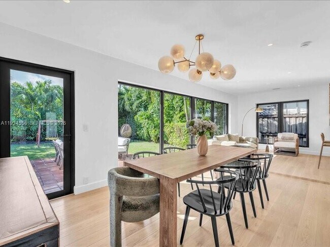 Building Photo - 920 W 47th Ct