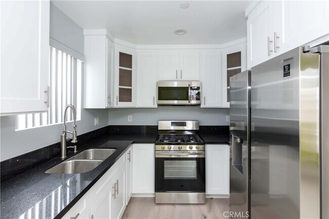 Building Photo - 527 W 80th St