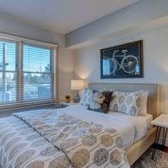 Building Photo - Luxury top floor 2bd in the heart of Sellw...