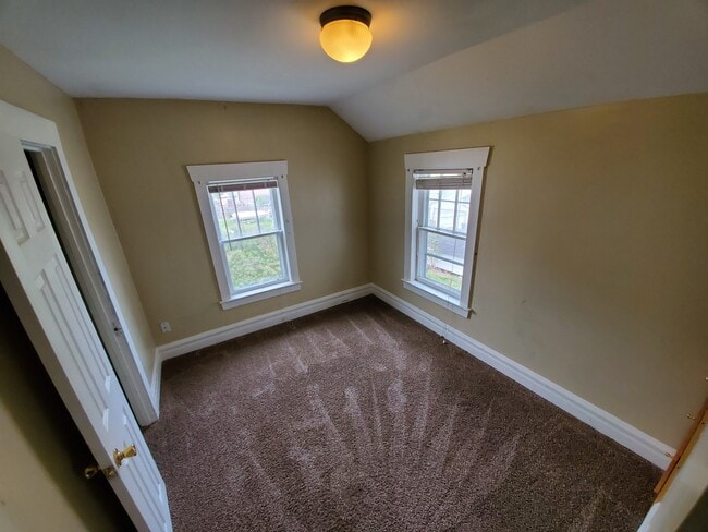 Building Photo - 922 N 13th Ave E