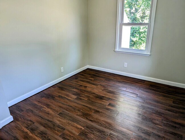 Building Photo - AVAILABLE NOW! - 2 Bedroom / 1 Bath Home i...