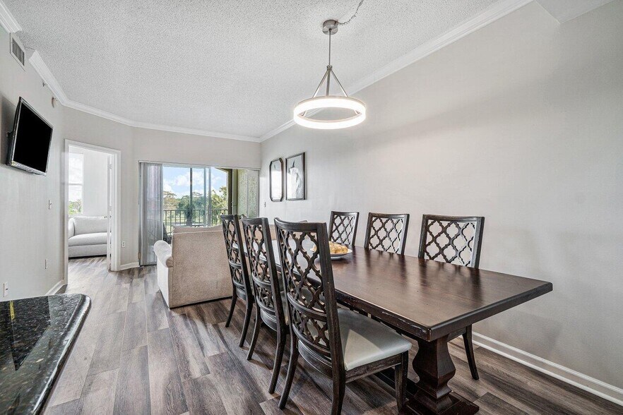 Building Photo - 2040 Greenview Shores Blvd