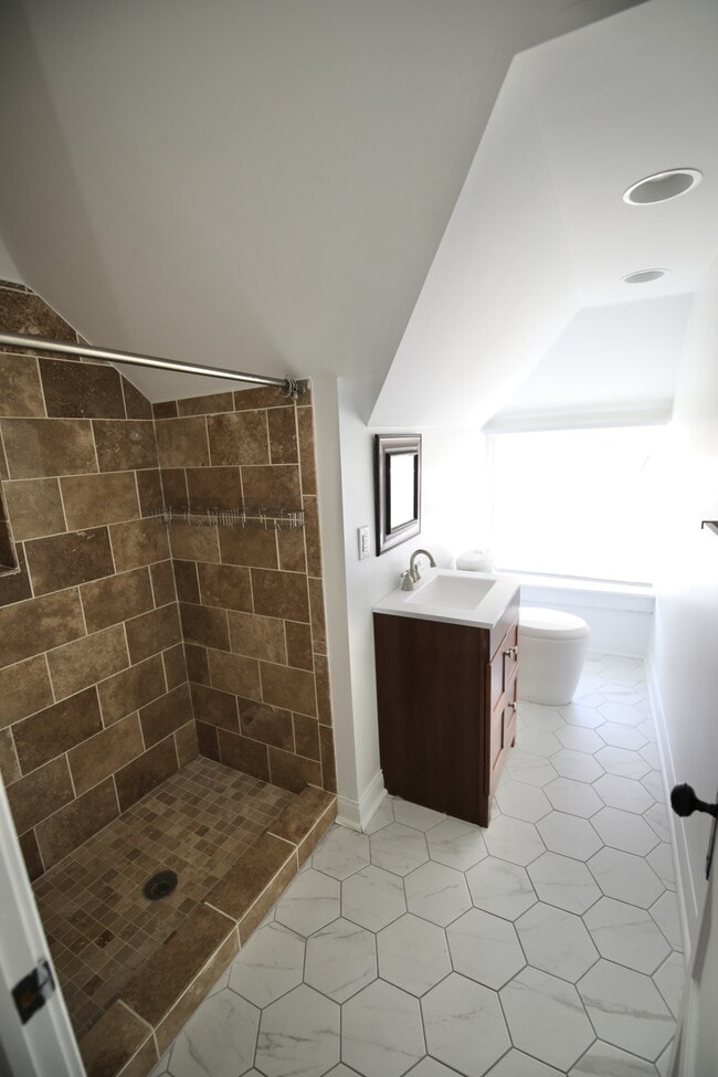 Building Photo - 310 E Beck St