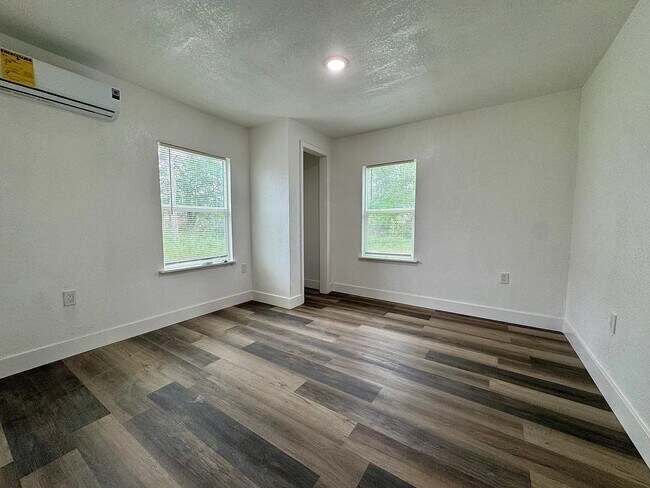 Building Photo - 1704 Dalhart St