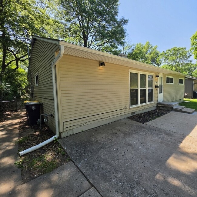 Building Photo - Spacious 4 bedrooms and 1 bath home located on Manchester Ave in Kansas City, MO