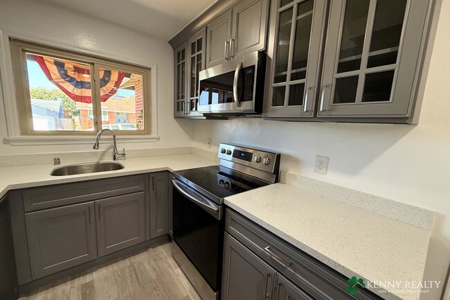 Building Photo - Large 4 Bedroom, 2 Bathroom Home with 2 Car Garage