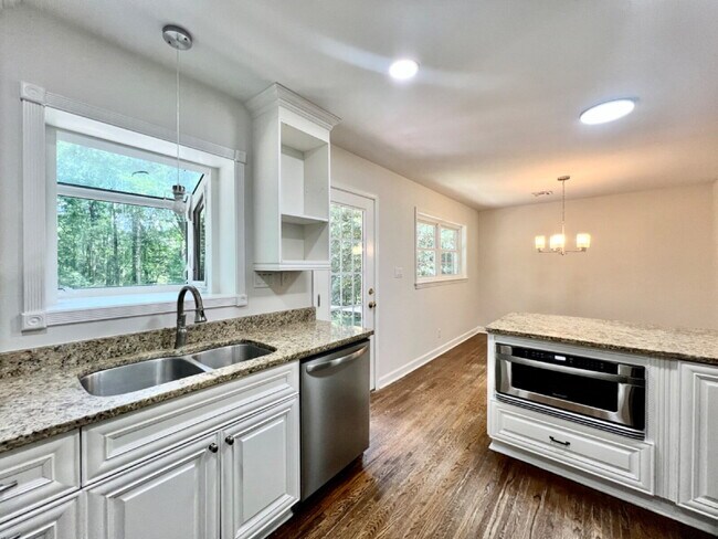 Building Photo - SPACIOUS 4 BEDROOM CLOSE TO MATTHEWS!