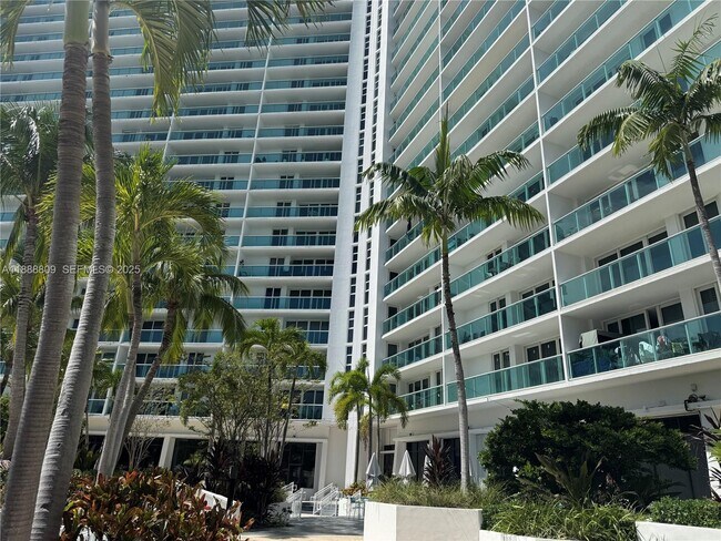 Building Photo - 100 Bayview Dr