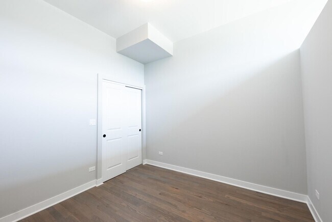 Building Photo - 1637 W Chicago Ave