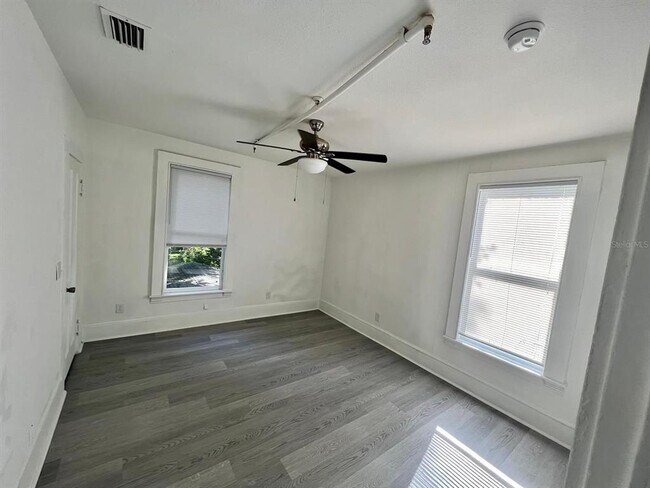 Building Photo - 104 S Grove St