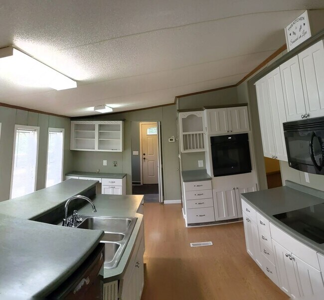 Building Photo - Great 3 Bedroom 2 Bath Home in quiet resid...