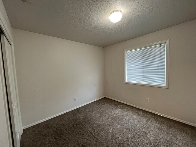 Building Photo - 13852 Paraiso Ave