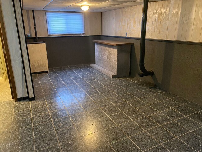 Building Photo - 3-bedroom Home on Private Country Lot with 2 acres & 4-car garage