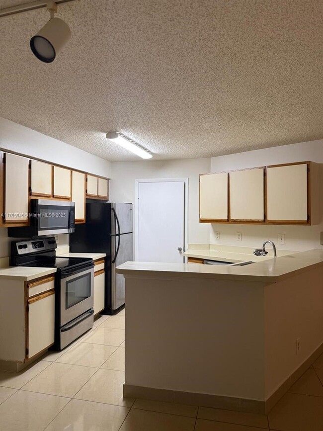 Building Photo - 9999 Summerbreeze Dr