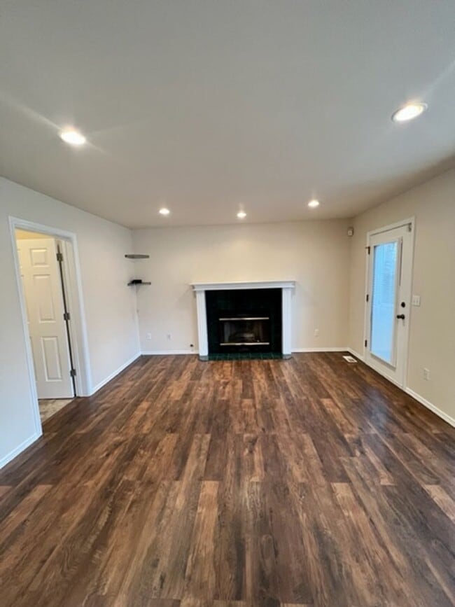 Building Photo - Newly Updated 3 Bedroom!