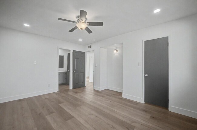 Building Photo - 6 Bed/ 3 Bath with Pool