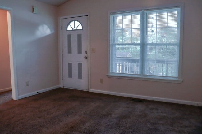 Building Photo - Charming 4 bedroom, 2 bathroom home in Greensboro w lake front views