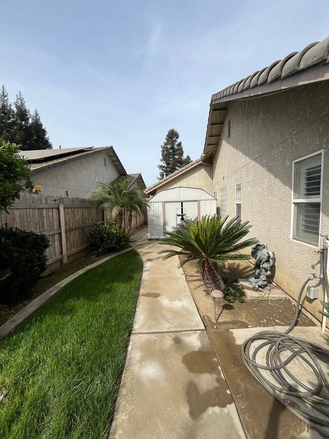 Building Photo - Beautiful Southside Visalia Home! Coming Soon!