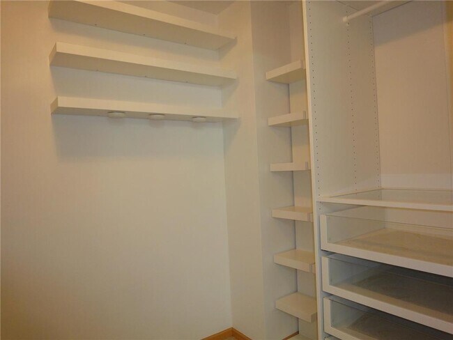 Building Photo - 11846 Emery Village Dr N