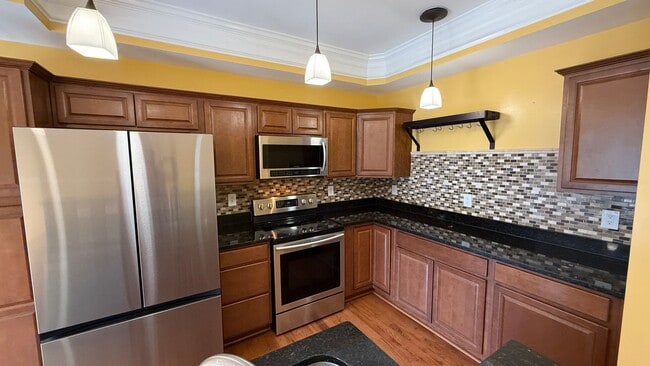 Building Photo - Glen Oaks Townhouse
