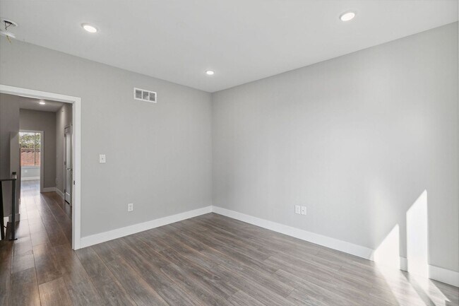 Building Photo - 1845 E Huntingdon St