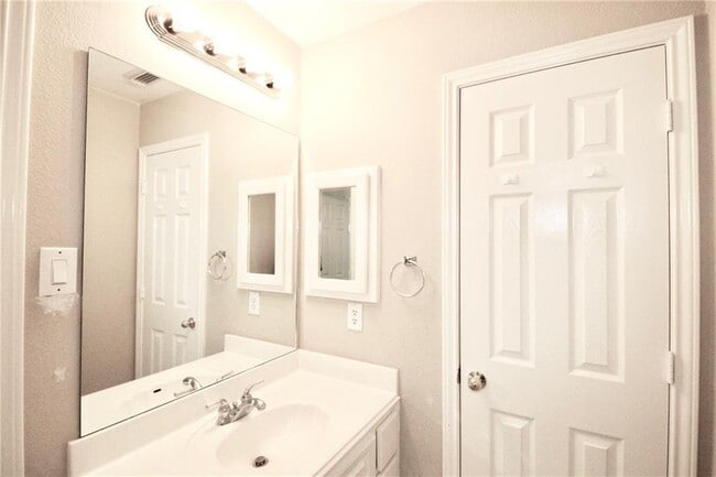 Building Photo - 7222 Ellaview Ln