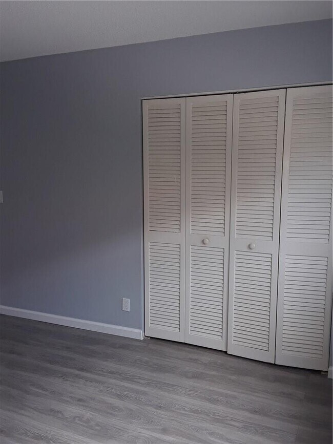 Building Photo - 660 Tennis Club Dr