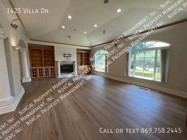 Building Photo - 1425 Villa Dr
