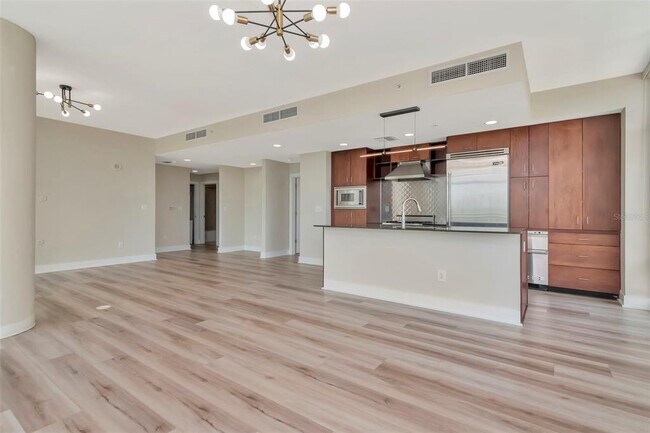 Building Photo - 1208 E Kennedy Blvd