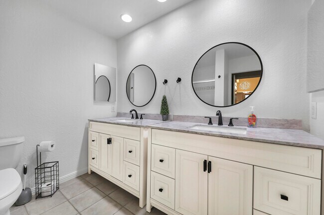 Building Photo - 166 Wimbledon Ct