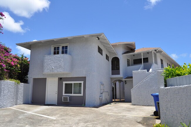 Front & Parking - 1075 Luapele Dr