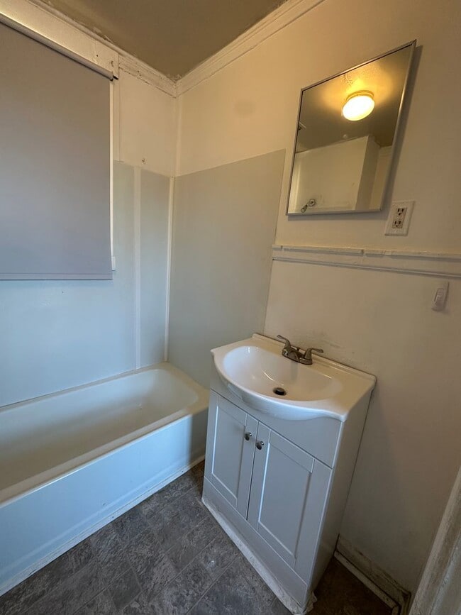 Building Photo - Two bedroom in Lynchburg! Located on the bus line!