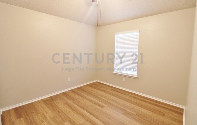 Building Photo - Spacious 2-Story 4/2.5/2 in Lancaster For Rent!