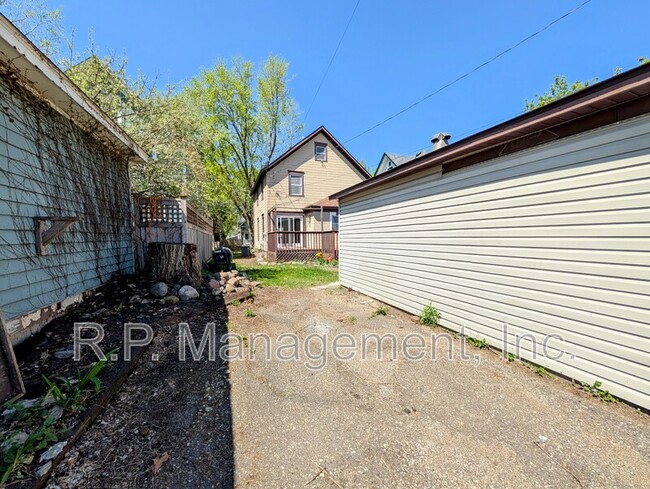 Building Photo - 398 Herschel St