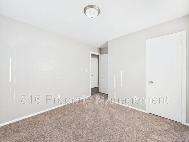 Building Photo - 721 N Rogers St