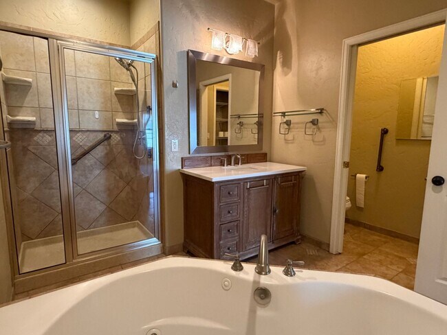 Building Photo - 1825 Venetian Dr