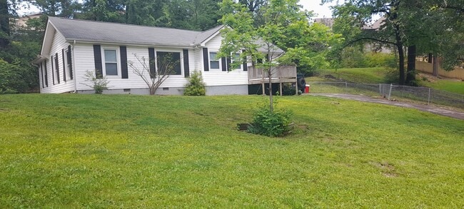 Building Photo - 3 bedroom 2 bath home with Den in Convenient Location