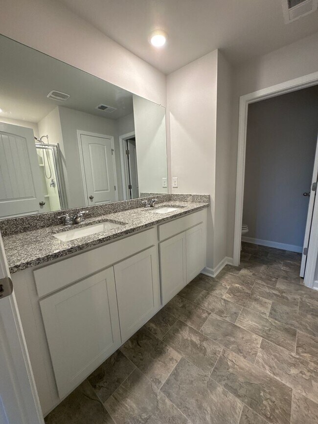 Building Photo - Beautiful 3BR/2.5BA Townhome in a Prime Lo...