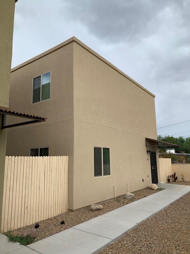 Building Photo - 3402 E Flower St