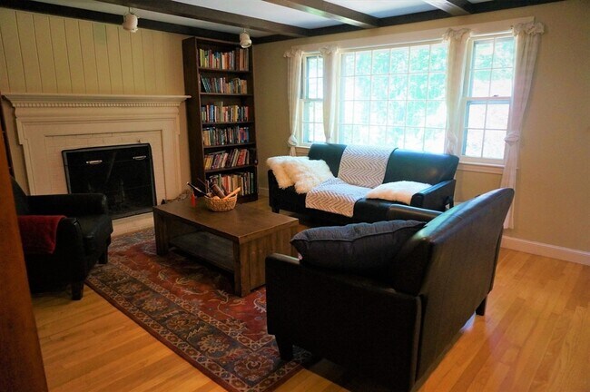 Building Photo - 18 Pequot Rd