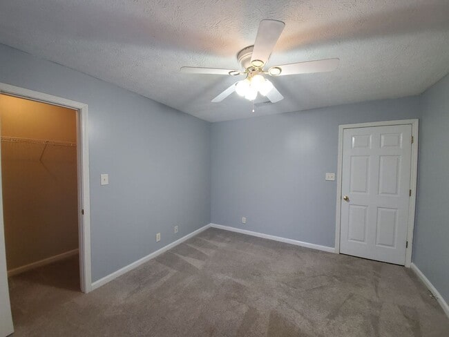 Building Photo - $1250 - 3 Bedroom 1 Bath Home offering Sunroom!