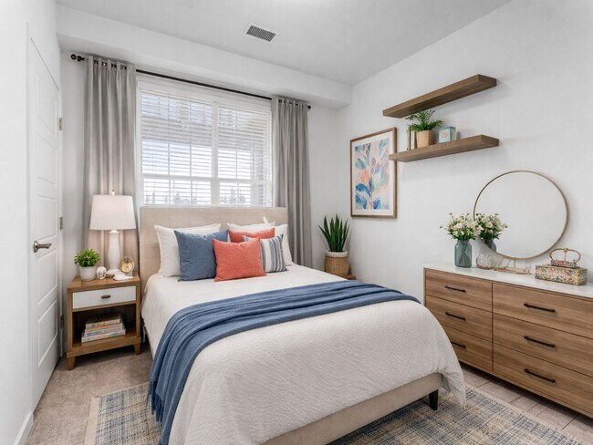 Building Photo - 2BR Condo w/ Fireplace, In-Unit Laundry & A/C in Parker