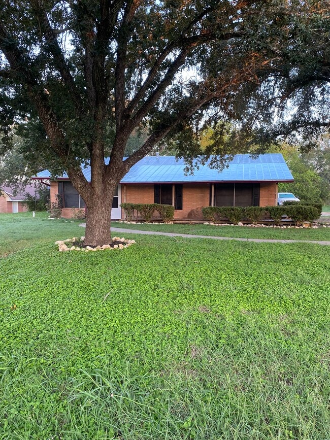Primary Photo - 905 Trail St