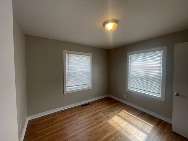 Building Photo - 2044 S Hampton Ave